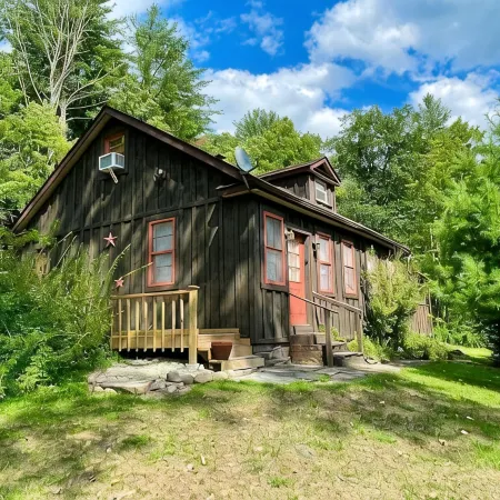 Stream Side Cabin surrounded by woods + Fire Pit