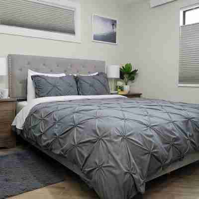 Modern Comfort in Prime Location: Stylishly Remodeled Condo Steps from Downtown Rooms