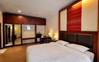Toba Beach Hotel - Pools