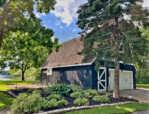 Sunset Lake House w Hot Tub, 4 fireplaces & kids bunkroom! - Homestays