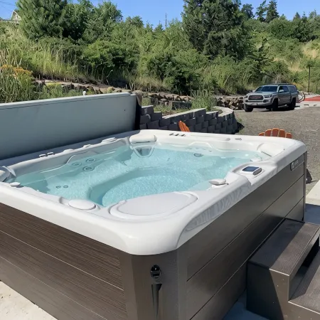 Get Away to White Salmon; Hot Tub, Pickle-Ball, Basketball, Fitness Room & More!