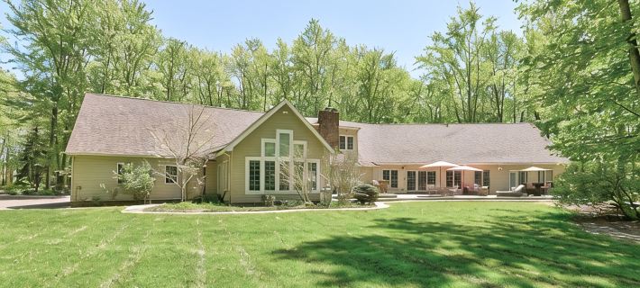 Wooded Luxury Home Hotels in Ashtabula County
