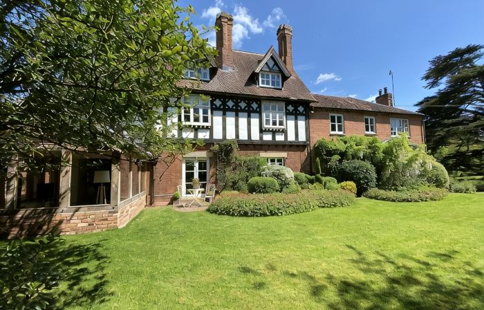 Luxury Coach House in beautiful rural village, scenic walks & 3 miles to Ledbury