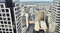Downtown 2 bedroom Oasis with free parking - 4-Star