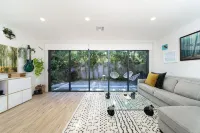 Modern Home - steps from downtown LB! - บังกะโล