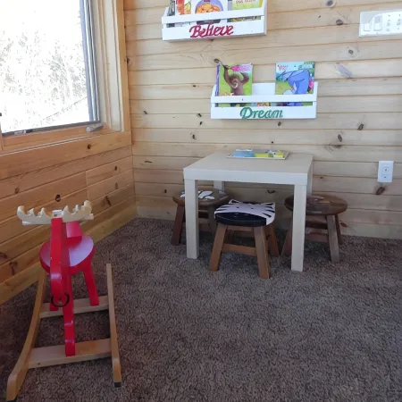 Northern Comfort Overlooking Caribou Lake- Spacious and Secluded