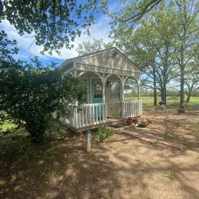 The Beulah Jane is a peaceful cabin on working farm in Glen Rose. - 3-Star