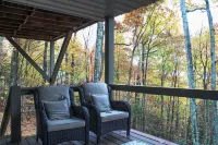 Newly remodeled 3-bedroom house with private hot tub, in welcoming Lake Toxaway. - Wifi