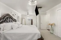 Gameroom/Theatre room-7 Tv's-6 Beds-Spacious Kitchen-Air Hockey-PingPong-Arcade - Boutique