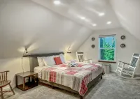 Forest Mountain Cabin, minutes to Downtown, trails, rivers & lakes - Chalets