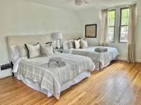 The Designers Den-Sleeps 10, Pets ok, 5min to IHFC & HPU, Emerywood! - 3-Star