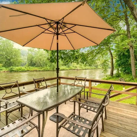 Riverfront Cabin ★ Views ★ Quiet ★ Fishing ★ Kayak