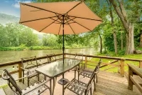 Riverfront Cabin ★ Views ★ Quiet ★ Fishing ★ Kayak - 2-Star
