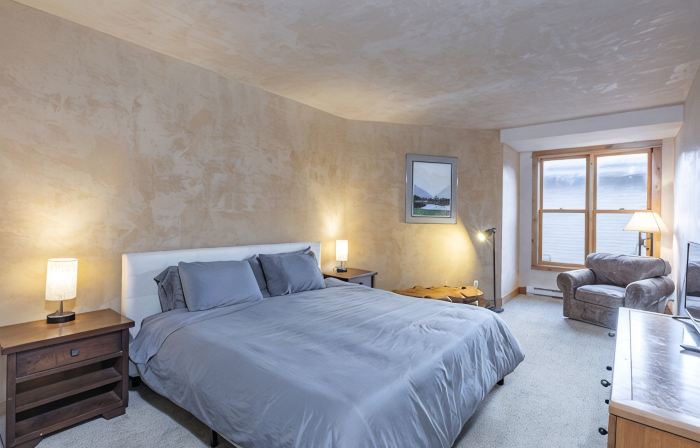 SKI-IN / SKI-OUT 5 BEDROOM, walking distance to everything in town!