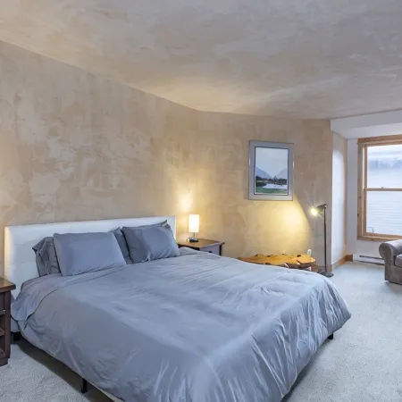 SKI-IN / SKI-OUT 5 BEDROOM, walking distance to everything in town!