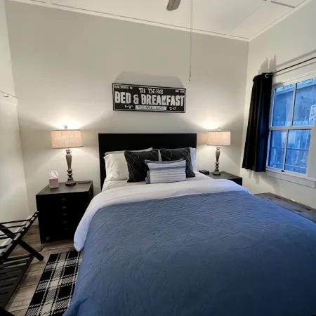 Downtown Cozy Cottage, two blocks from downtown and new!