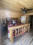 Relax in Our Secluded Hot Tub Overlooking the Pond with a Glass of Wine in Luray - 4-stjärniga
