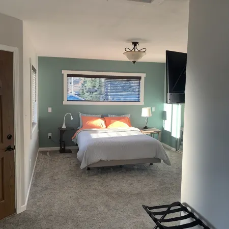 A-ViewCome stay with us in fall, winter and spring. Hotels in Seward