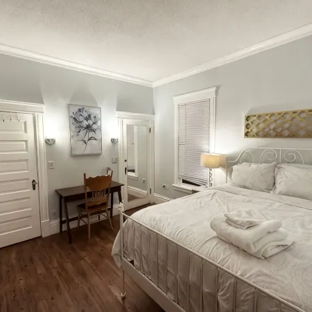 Clean 1st floor 4 bedroom Near Downtown [1-4]