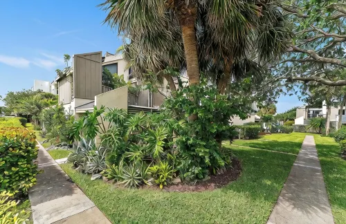 Beachside Modern Wellness Villa with Spacious Patio, Walk to the Beach - Alojamientos
