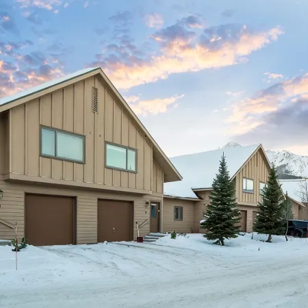 Camp Tu’Wani Ski-in/Ski-out Condo Retreat Big Sky