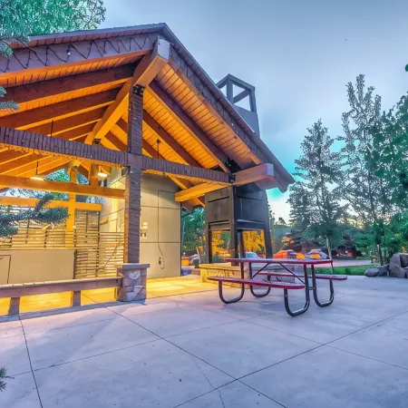 Cozy condo in Steamboat Springs. Close to slopes!
