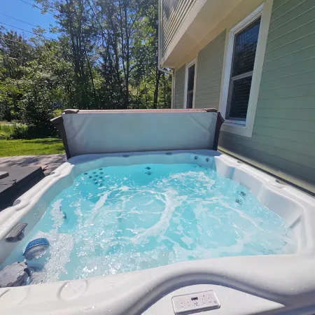 Cozy Home 1mi. to Beaches/Shops/Dining, Hot Tub, Big Patio, Pvt Yard, Fire Pit