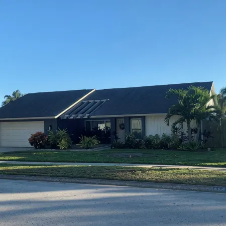 3-Bedroom Vacation Home - 10 Minutes from Honeymoon Island - Heated Pool