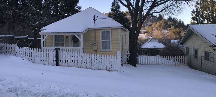 Charming cottage... 1 minute walk to Main Street. Shops, Restaurants and more.. Hotels in Julian