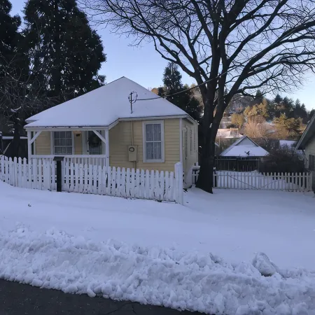 Charming cottage... 1 minute walk to Main Street. Shops, Restaurants and more..