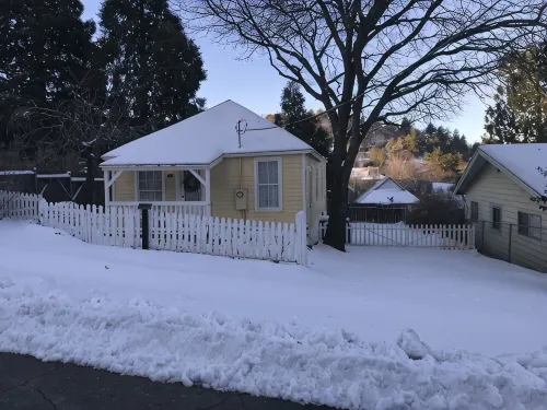 Charming cottage... 1 minute walk to Main Street. Shops, Restaurants and more.. - 4-Star