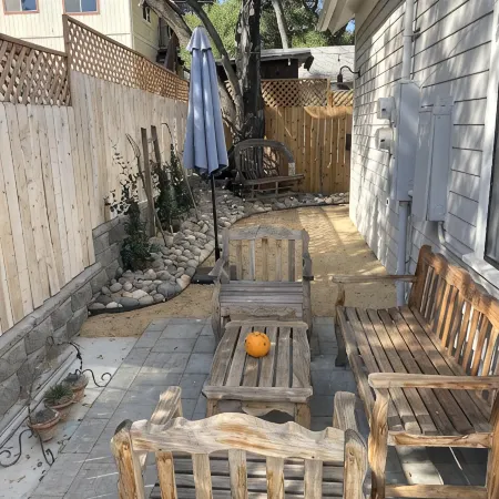 Downtown Cozy Cottage, two blocks from downtown and new!