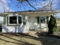 Leesburg Hideaway- King Bed + Private Backyard - Wifi
