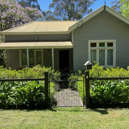 Historic Cottage 4 Riverside Dve. Pet friendly, flat fenced yard  on the River.