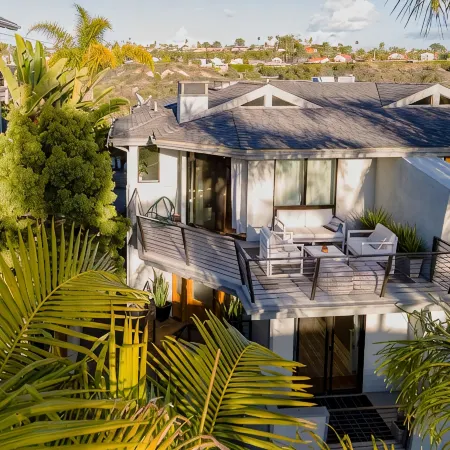 Walk to the Beach/Rooftop Deck with Views/7 beds- 2 Kings/ A/C