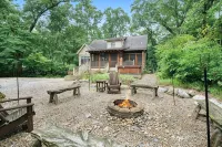 Private Forest Road to Upscale Lodge w/ Hot Tub, Sauna, Golf Cart, Bocci Court - Homestays
