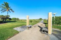 Affordable One Br Main Floor Condo Right on the Beach - King Bed & Heated Pool! - 4 ดาว