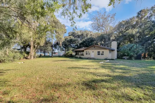 Lakefront home on Lake Kerr near Salt Springs with large porch and great yard - Chalets