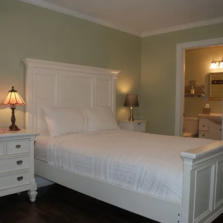 Majestic Pines Condo ~ minutes away from downtown Saugatuck