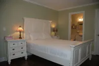 Majestic Pines Condo ~ minutes away from downtown Saugatuck - Hot Tub