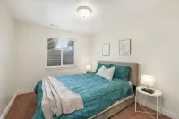 Spacious 5BR Retreat with Game Room, PS5 & Garage - Hot Tub
