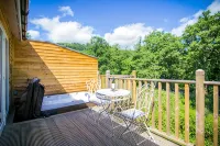 Cosy Riverside Escape with Hot Tub | Garth Cottage - Хоумстей