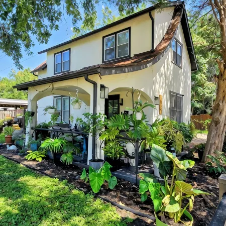 3-bedroom Modern home in welcoming Topeka with WiFi, AC