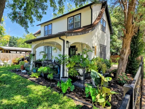3-bedroom Modern home in welcoming Topeka with WiFi, AC - Homestays