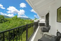 Top floor 1BR with AC, beach gear, lanai, and mountain views. Walk to the beach! - Mountain view