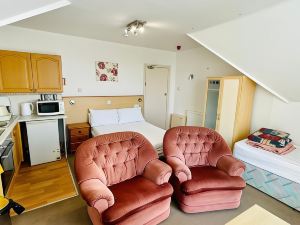 Lyndene Holiday Apartments