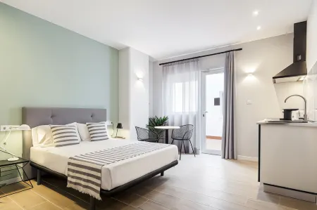 Libere Valencia Abastos Отели рядом с достопримечательностью «Terminal 1 of Valencia Airport»