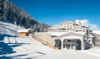 Ecrin Blanc Resort Courchevel - Aquapark Отели рядом с достопримечательностью «Куршевель»