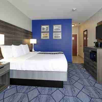 La Quinta Inn & Suites by Wyndham Denton - University Drive Rooms