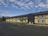 Howard Johnson by Wyndham Gallup Hotels near Speedway